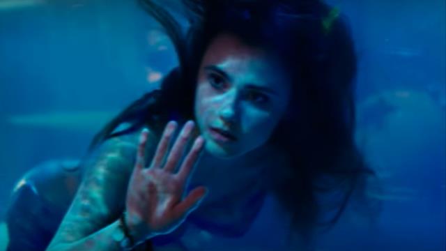 The Little Mermaid il film 2018 La sirenetta osserva dal suo acquario