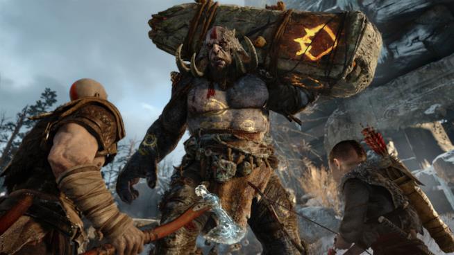 God of War, nel primo trailer si nascondo alcuni inquietanti nemici Kratos e suo figlio combattono con un gigante nel nuovo God of War