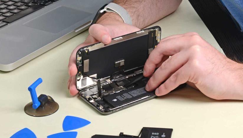 Apple nasconde i dati sullo stato di salute delle batterie sostituite senza autorizzazione Foto di una riparazione eseguita da iFixit