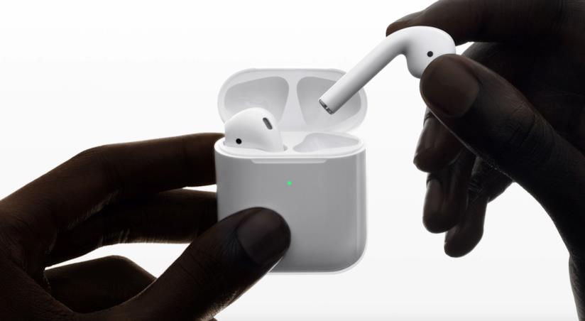 Apple svela, a sorpresa, gli AirPods di seconda generazione Immagine promozionale degli AirPods 2 di Apple