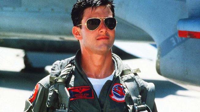 Top Gun 2 arriverà come previsto al cinema nonostante l'incidente sul set e il cambio di sceneggiatore Tom Cruise con gli occhiali da sola e la divisa da aviatore in Top Gun