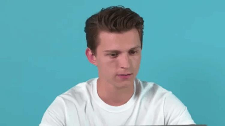 Tom Holland smentisce le voci sulla sua partecipazione alla versione live-action di Atlantis Primo piano di Tom Holland; GIF da una sessione di Q&A su YouTube