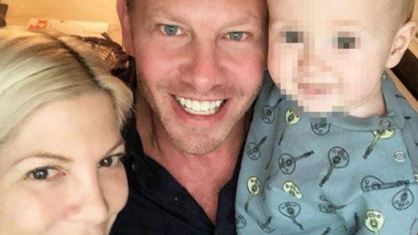 Tori Spelling e Ian Ziering: 'Vi piacerebbe una reunion di Beverly Hills 90210?' Tori Spelling, Ian Ziering e il figlio dell'attrice in uno scatto pubblicato su Instagram