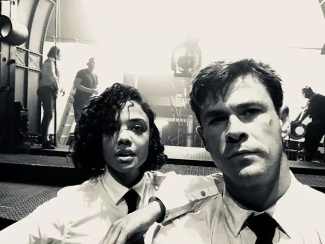 Men in Black, la foto dal set con Chris Hemsworth e Tessa Thomspon Chris Hemsworth e Tessa Thomspon sul set di Men in Black