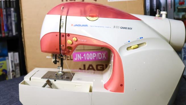 X Jaguar, la macchina da cucire che funziona con il Game Boy Un'immagine della macchina da cucire X Jaguar