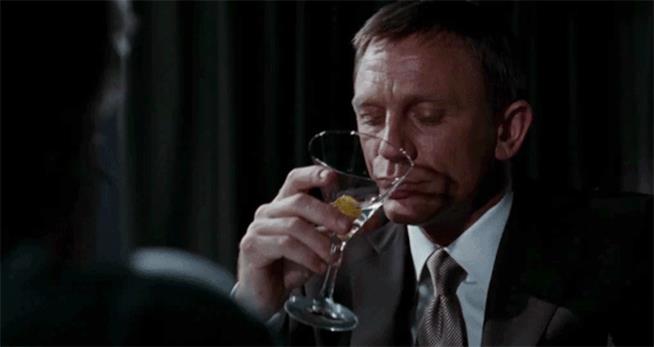 James Bond e l'alcool: secondo uno studio, 007 ha un problema serio Daniel Craig nei panni di James Bond