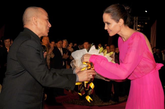 Angelina Jolie presenta il suo film in Cambogia Angelina Jolie con il re della Cambogia