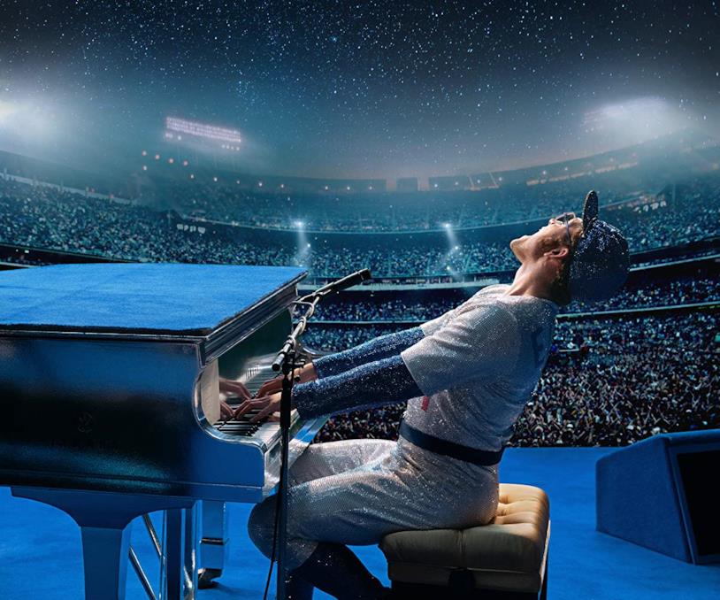 Taron Egerton è Elton John in Rocketman Taron Egerton suona il piano durante un concerto in una scena di Rocketman