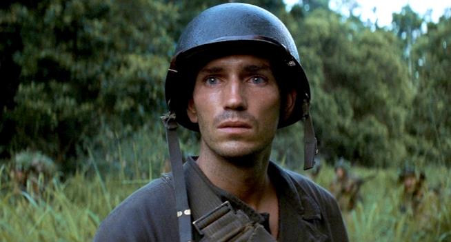 La sottile linea rossa, l'affresco antimilitarista di Terrence Malick Jim Caviezel in una scena del film