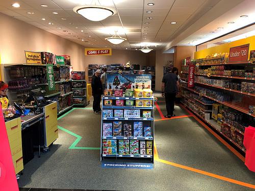 L'interno del negozio temporaneo LEGO di Manchester, nel Connecticut (USA) Primo piano dell'interno del negozio temporaneo LEGO di Manchester, nel Connecticut (USA)