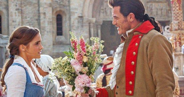 La Bella e la Bestia - Il corteggiamento di Gaston Gaston (Luke Evans) e Belle (Emma Watson) in una scena dal film di Bill Condon