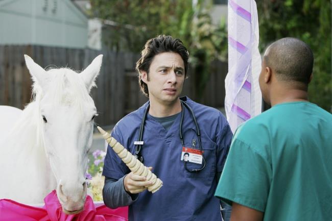 Scrubs, una raccolta delle frasi più iconiche della serie J.D. spiega a Turk che il suo cavallo non è un unicorno