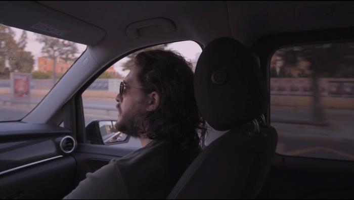 Game of Thrones: gli aneddoti di Kit Harington dal dietro le quinte Kit Harington in auto a Siviglia, prima dell'incontro con i fan al rientro in albergo