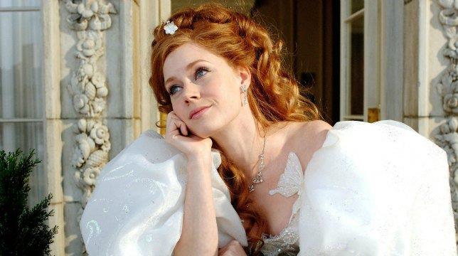 Amy Adams torna ad interpretare Giselle nel sequel di Come d'incanto Una sognante Giselle affacciata alla finestra in una scena di Come d'incanto (2007)