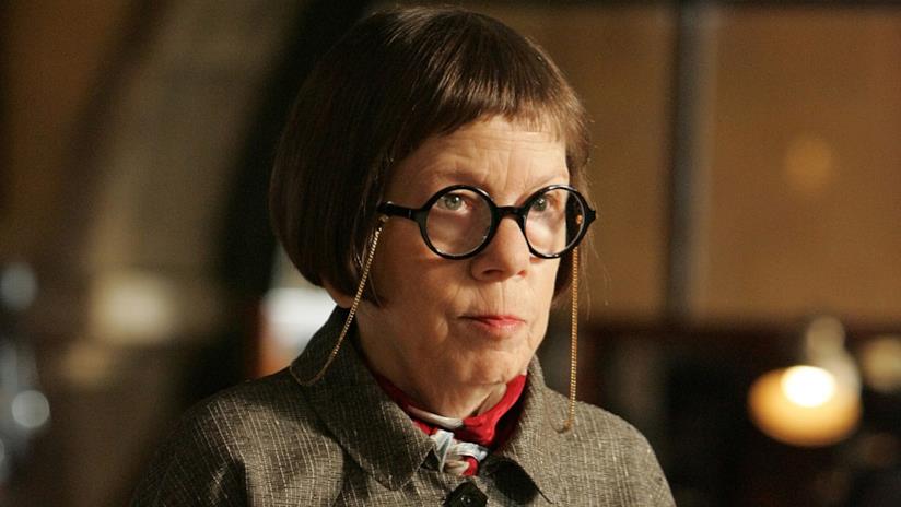 Linda Hunt nei panni di Henrietta Lange, protagonista della serie N.C.I.S. Los Angeles Henrietta Lange, protagonista di N.C.I.S. Los Angeles