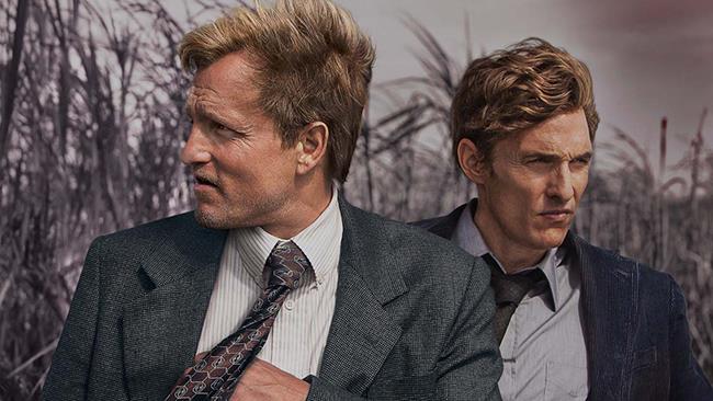 True Detective: Nic Pizzolatto è lavoro con il creatore di Deadwood alla stagione 3 Rust Cohle (Matthew McConaughey) e Marty Hart (Woody Harrelson) in True Detective
