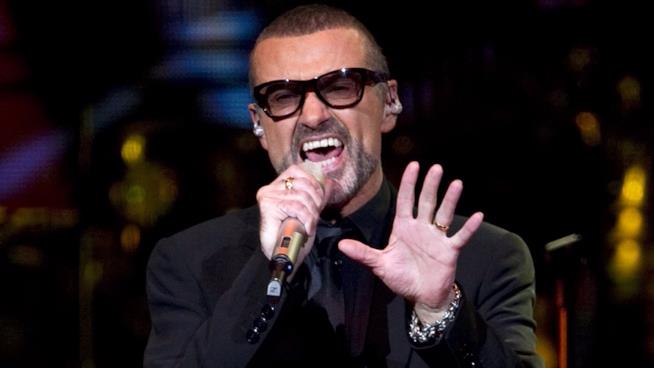 Dopo mesi di speculazioni, il medico legale ha rivelato la causa della morte di George Michael George Michael in concerto