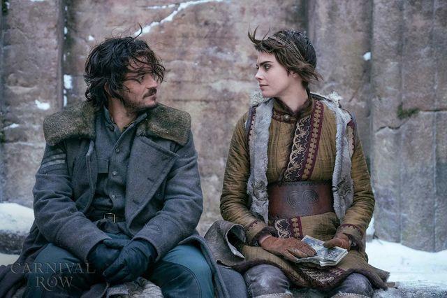 Orlando Bloom e Cara Delevingne Orlando Bloom e Cara Delevingne in una scena di Carnival Crow