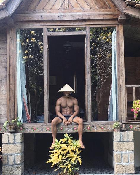 Lucien Laviscount Un'immagine di Lucien Laviscount seminudo