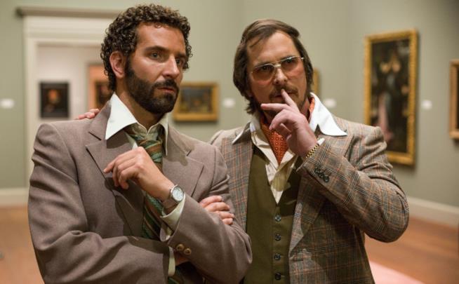 American Hustle, ecco le 15 curiosità sul film con Christian Bale Christian Bale e Bradley Cooper in una scena del film