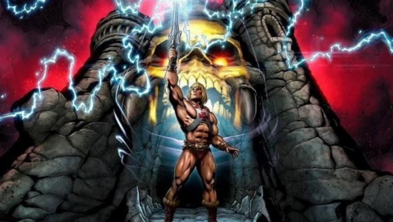 Sony Pictures fissa la data di uscita cinematografica di Masters of the Universe al 2021 Una immagine che ritrae He-Man nella sua iconica posa mentre solleva la Spada del Potere