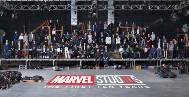 Per festeggiare i primi 10 anni del Marvel Cinematic Universe, i Marvel Studios si sono riuniti per scattare una mastodontica foto di gruppo Un'enorme foto di gruppo celebra i primi 10 anni del Marvel Cinematic Universe