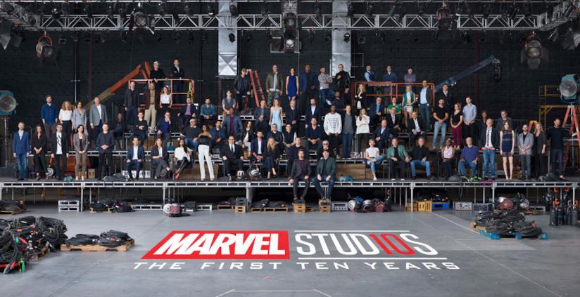 Per festeggiare i primi 10 anni del Marvel Cinematic Universe, i Marvel Studios si sono riuniti per scattare una mastodontica foto di gruppo Un'enorme foto di gruppo celebra i primi 10 anni del Marvel Cinematic Universe