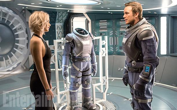 Passengers Jennifer Lawrence e Chris Pratt in una scena di Passengers