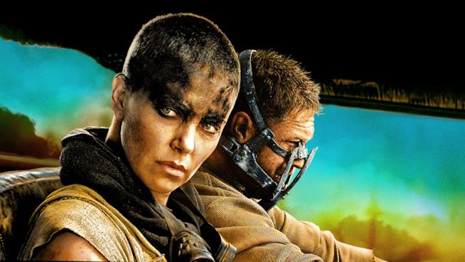 Furiosa e Max nel poster di Mad Max Fury Road Charlize Theron e Tom Hardy in una scena di Mad Max