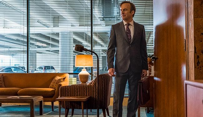 Better Call Saul 4, ecco la data di uscita Saul Goodman con valigetta in un ufficio di Better Call Saul