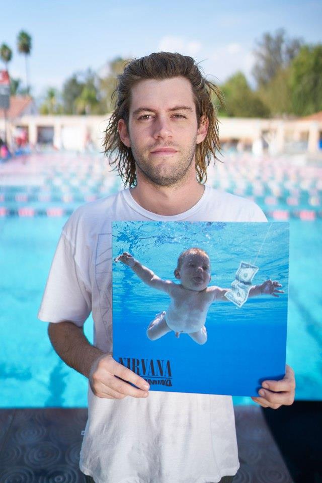 Spencer Elden con Nevermind Spencer Elden posa con Nevermind