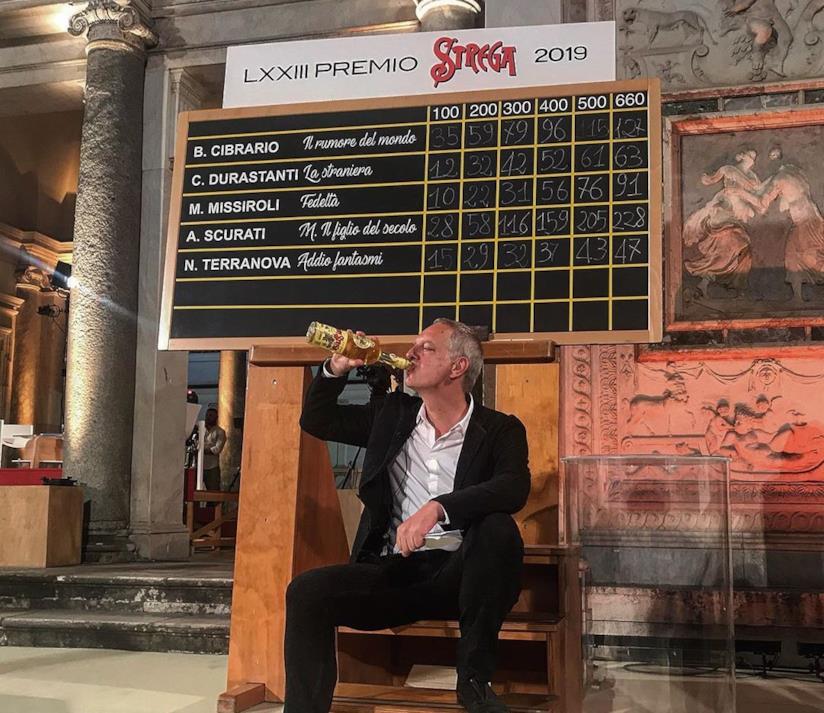 Premio Strega 2019, vince Scurati con M - Il figlio del secolo Scurati beva dalla tradizionale bottiglia di Strega