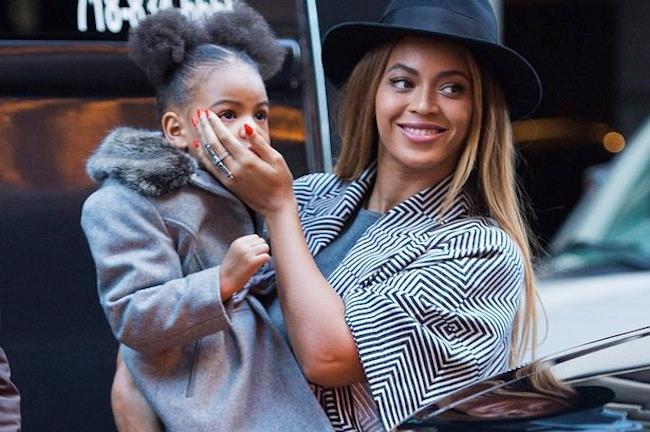 Beyoncé e Blue Ivy si divertono con il trucco Primo piano di Beyoncé con la figlia Blue Ivy