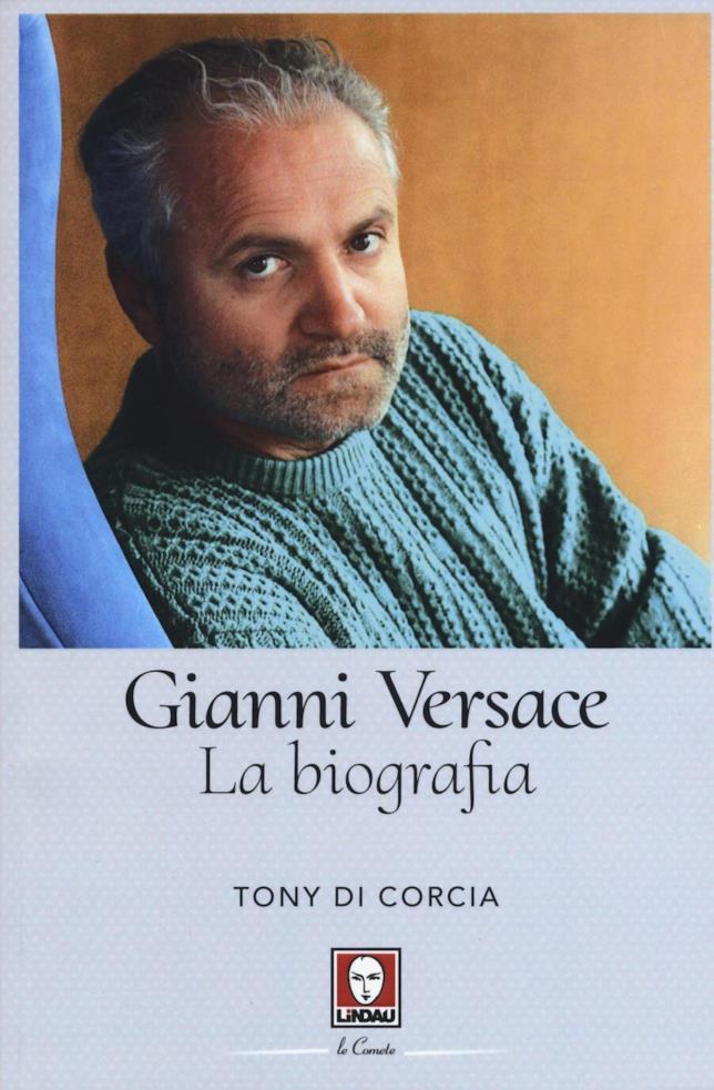 La biografia di Gianni Versace scritta da Tony Di Corcia Gianni Versace, la biografia. Di Tony Di Corcia