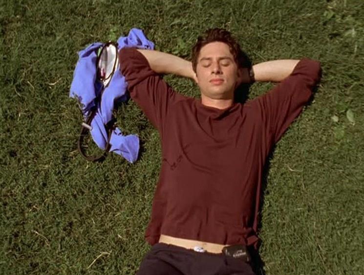 Scrubs, una raccolta delle frasi più iconiche della serie J.D. pensa alla sua giornata mentre è steso sul prato