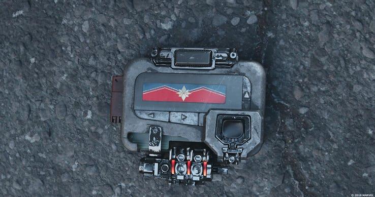 La richiesta d'aiuto a Captain Marvel inviata alla fine di Avengers: Infinity War Il trasmettitore con richiesta di aiuto a Captain Marvel
