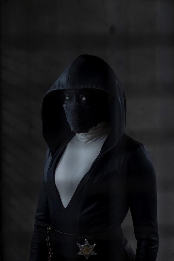 Nuovi indizi sulla storia di Angela Bar nel nuovo trailer di Watchmen Il personaggio di Angela Bar interpretato da Regina King. Indossa un vestito nero con cappuccio e una maschera, anch'essa nera