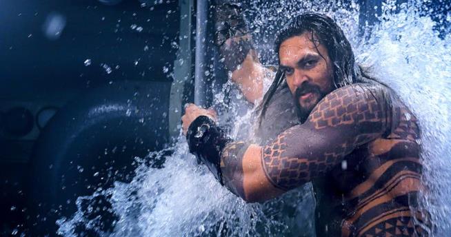 Il nuovo trailer di Aquaman sarà presentato al San Diego Comic-Con, intanto viene rilasciato su Twitter il logo del film Jason Momoa nei panni di Aquaman