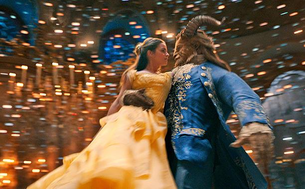 La Bella e la Bestia batte il record del trailer più visto in 24 ore Belle e la Bestia ballano ricreando un'iconica scena del Classico Disney