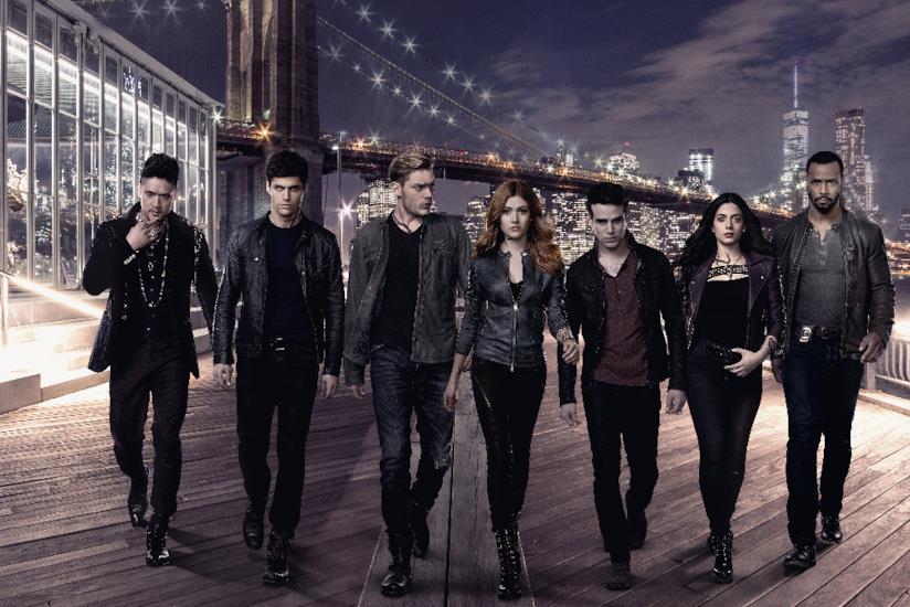 La terza stagione di Shadowhunters in arrivo nel 2019 sarà l'ultima: la serie è stata cancellata Il poster di Shadowhunters