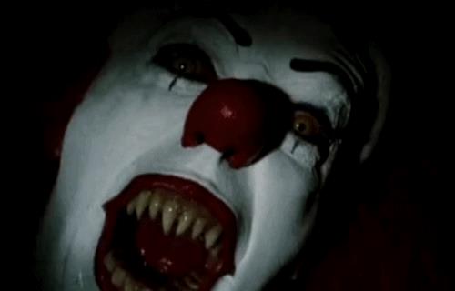 Pennywise torna in Blu-ray GIF di Pennywise nella versione Tim Curry