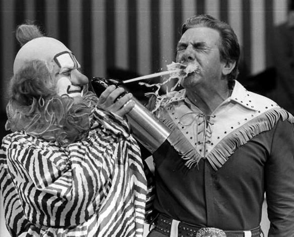 Clarabell the Clown Il clown Clarabell mentre spruzza una bomboletta
