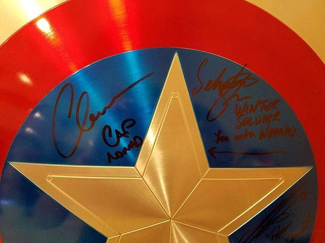 Lo scudo di Captain Amrica autografato Lo scudo di Captain America autografato da Evans e Stan