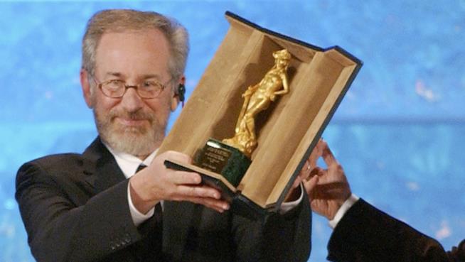 David di Donatello 2018: premio alla carriera per Steven Spielberg Primo piano del regista Steven Spielberg con uno dei suoi David di Donatello