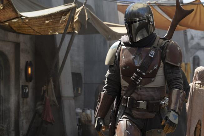 I registi del MCU si riuniscono sul set di The Mandalorian Un primo piano del protagonista di The Mandalorian