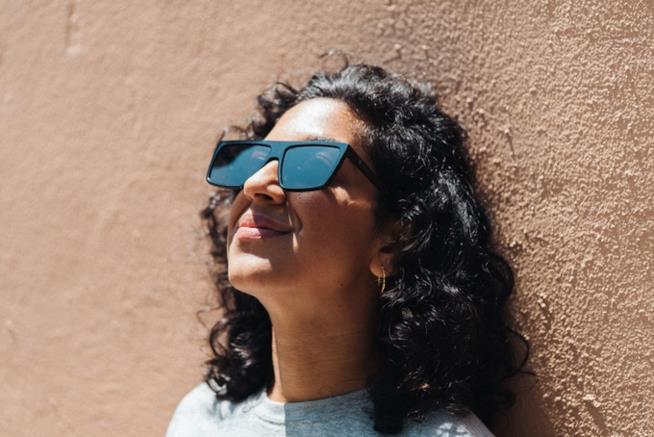 IRL Glasses, gli occhiali da sole che "bloccano" gli schermi IRL Glasses indossati da una ragazza