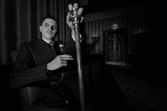 Evan Peters potrebbe aver spoilerato American Horror Story 6 su Instagram Evan Peters in una foto in bianco e nero di American Horror Story: Hotel