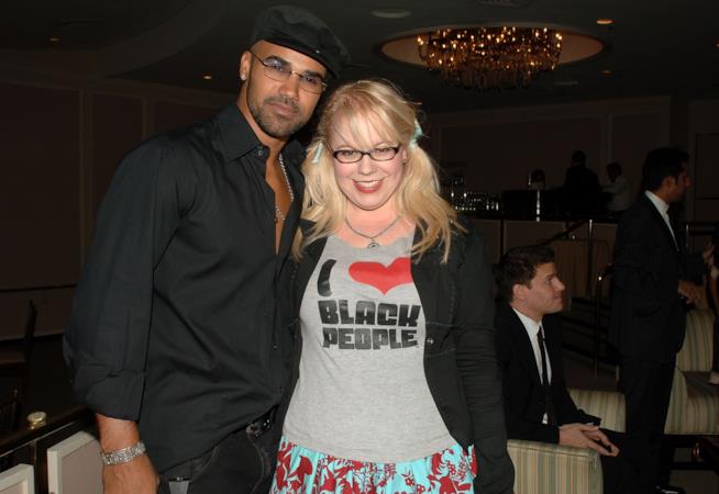 Alla premiere di The Bounce Back si sono ritrovati Kirsten Vangsness e Shemar Moore Shemar Moore e Kirsten Vangsness abbracciati