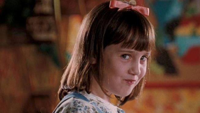Matilda a 30 anni sfiderebbe Trump: la statua in onore di Roald Dahl Matilda in primo piano