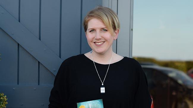 Clare Mackintosh in Italia ci parla dei suoi libri: l'intervista esclusiva Clare Mackintosh sorridente con il suo romanzo in mano